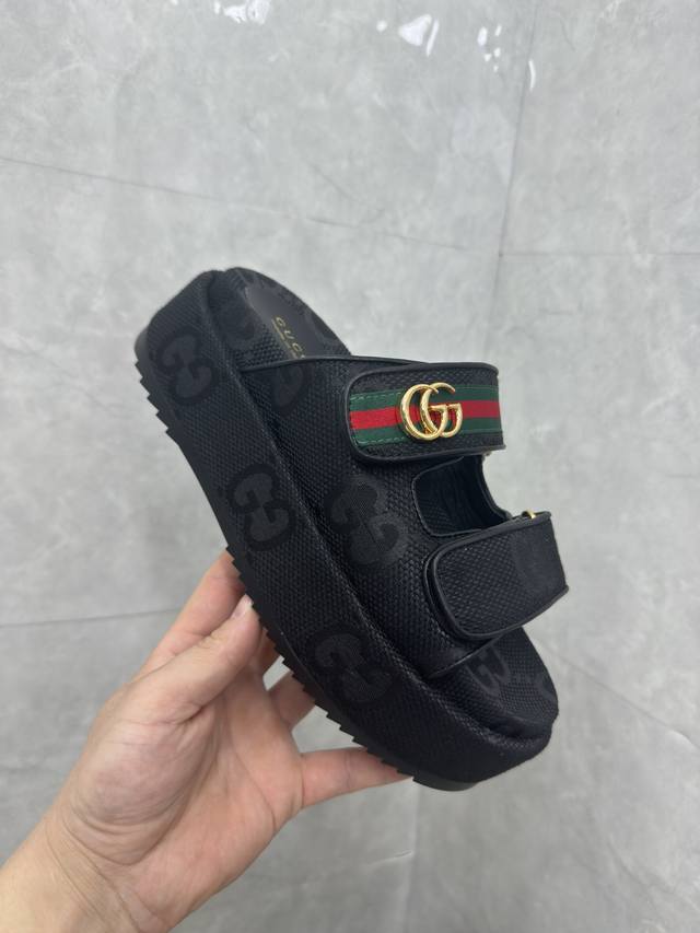 P290 女士 Gg 厚底系带拖鞋 Gucci 女士签名鞋凸显引人注目的主题。通体提花设计带有几何 Gg 图案，饰有创始人姓名首字母。这款厚底凉鞋采用黑色Gg帆