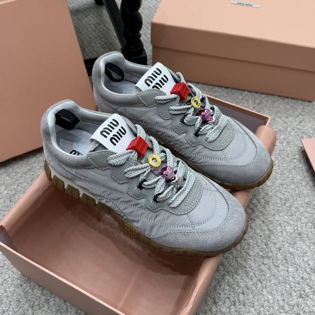 高版本350 配扣20 Miumiu缪缪 最新Tyre系列 休闲 运动鞋 德训鞋 饼干鞋 原版购入开发 做货 这款Tyre集优雅气质与运动功能于一身。动感橡胶鞋