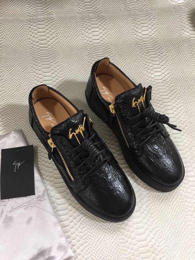 P390，黑色条纹！最新最高版本！重新开模定制！ 里外全牛皮 情侣款Giuseppe Zanotti 朱塞佩 萨诺第 高端单品原版高档合金属饰扣，头层小牛皮内里