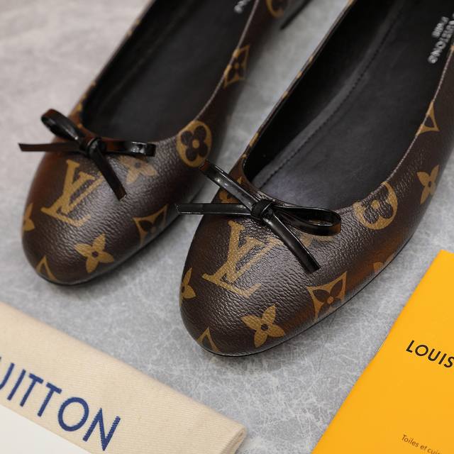 代购级Louis Vuitton 经典款女士工艺豆豆鞋！高端开车鞋！实物实拍爆卖现货高品质新款豆豆鞋魅力十足 奢华风格绅士鞋 ！大底品牌大底底部套楦永不脱胶；