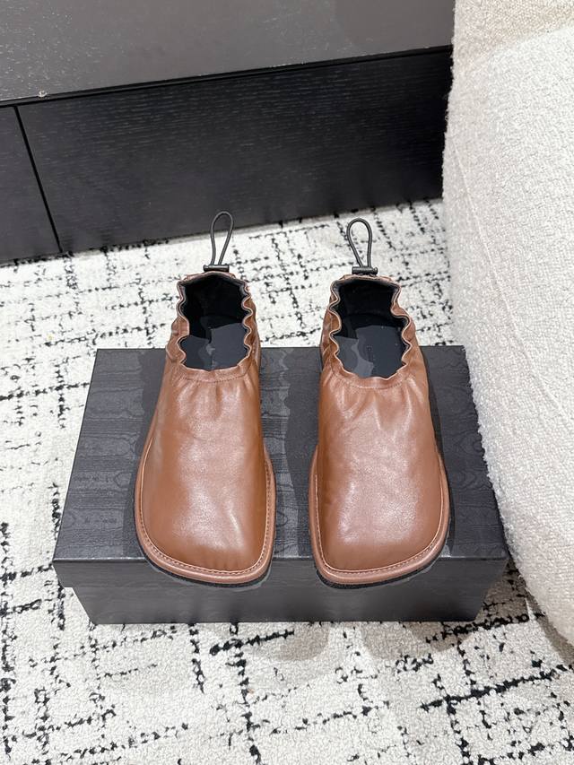 360 Dries Van Noten 25 新款复古调十足 面包 乐福鞋 谁穿谁爱系列的高颜值乐福鞋，脚感超舒适，英伦风十足 面料: 原版订制羊皮面料 美里: