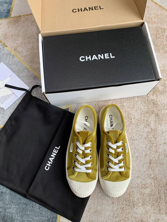 P350 配白色飞机盒 Chanel 25C隐藏款休闲小白鞋！ Vintage感满满，中古复刻款Get啦～ 小白鞋适配春夏，黑白拼接就很Chanel。 配合袜子