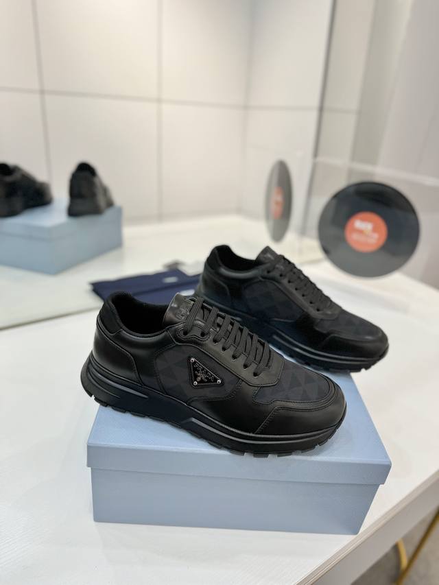 工厂P价 P400普拉达Prada 运动鞋融优雅的创意设计以及Prada系列典型的材质于一身。 鞋身采用海洋塑料回收物所制的创新性Re-Nylon再生尼龙和亮面