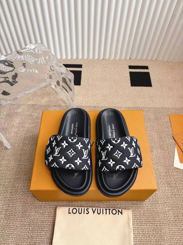 310Lv 路易威登 浮雕Logo 压花 凉拖鞋 2025爆款本款 Pool Pillow Comfort 平底凉拖取材科技织物，以高频压印技术重绎 Monog