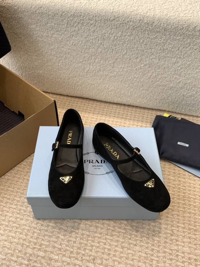 P430 官网同步盒包装 Prada 24Ss 普拉达春夏新品 实力来袭 Prada Glow限时店很闪亮的单品 玛丽珍单鞋 芭蕾舞鞋 超级爆系列爆品，各大网红