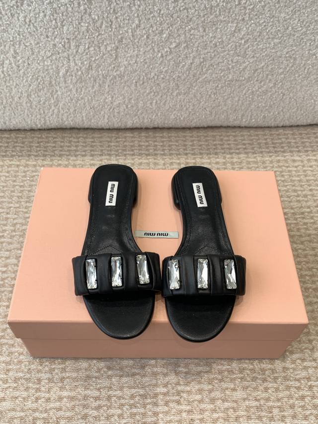 P310Miu'miu 25Ss 春夏 方形钻扣拖鞋 金色 小羊皮 对版平底设计 系列 Miu'miu 经典舒适 制作 原版一致 意大利真皮大底 高版本 原版一