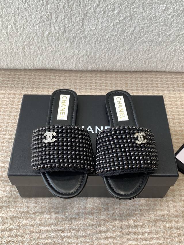 P350Chanel 小香 25Ss 春夏新品度假 珍珠懒人拖鞋 小香的一款全新设计 鞋面纯手工珍珠编织搭配双C五金装饰 简约百搭上脚超级美的 怎么看都超美 鞋