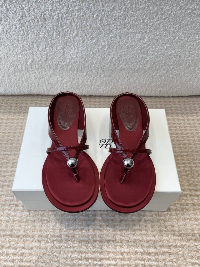 P380春夏Odtd专柜新款超级美鞋极简线条感拖鞋 无法用言语形容的美鞋，只恨自己读书少！ 金属和皮革的完美碰撞，散发着高洁和间接的设计 干净的线条在脚背上一点
