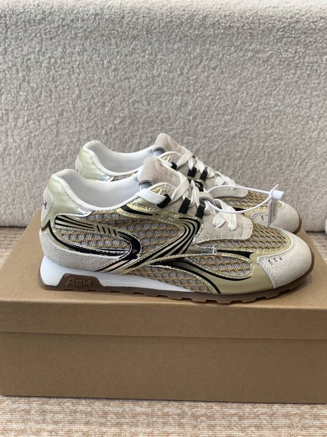 P380Ash 25Ss 春夏新款 意大利轻奢潮牌 德训鞋 小白鞋优质牛皮多彩鞋标透气孔设计坚韧 明星同款休闲系列，简约设计的冲孔透气鞋身，搭配轻盈回弹增高鞋底