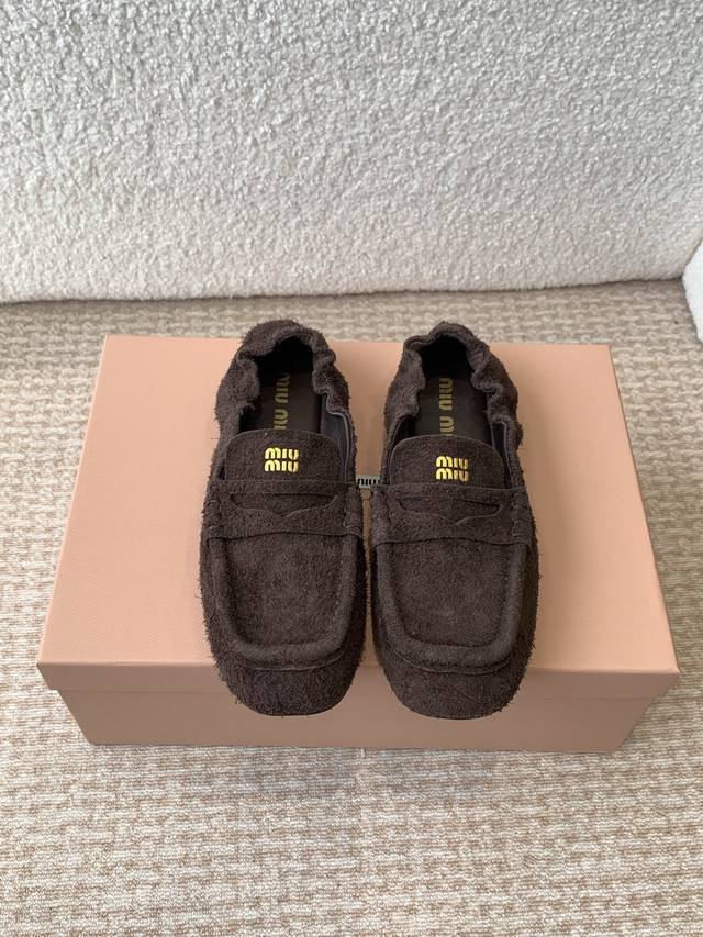 P340春夏时装周25Ssmiu Miu钱币Miu字母乐福鞋谬谬新出的‘小钱币’真的让人一整个心都融化除了中间夹着一颗钱币这种细节之外、方头褶皱奶奶芭蕾舞鞋型整