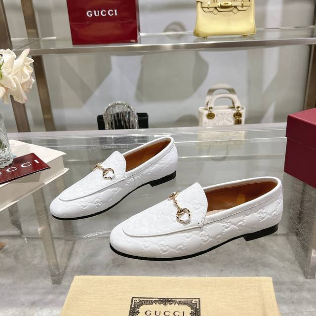 1819-1* 白￥ P350 35-41 作为Gucci设计传承的杰出代表，Jordaan系列饰马衔扣乐福鞋生动彰显经典优雅格调。这款鞋履采用品牌标志性字母交