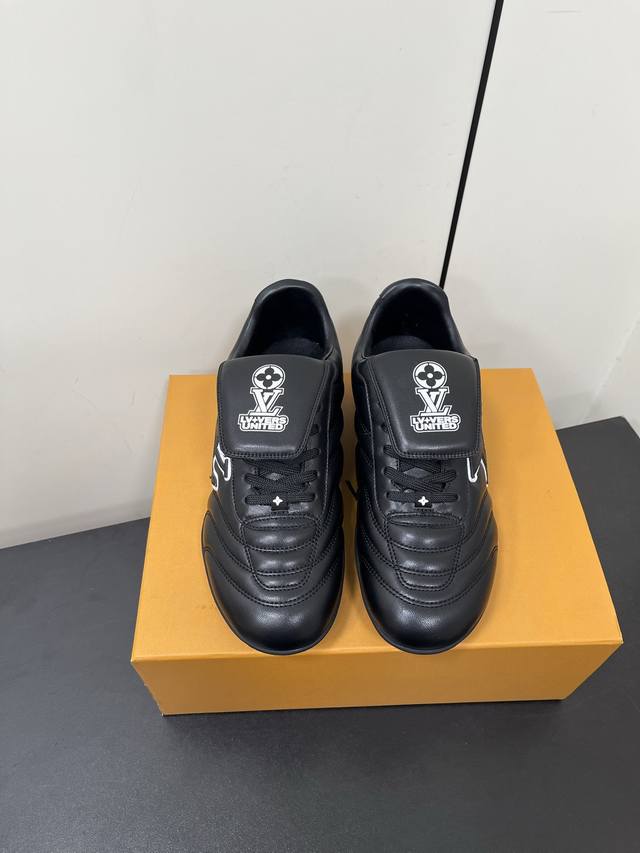 P46070Ss 春夏季新款 情侣同款球鞋 穿上就是时髦精 这款 Footprint Soccer 运动鞋于2025春夏系列时装展中亮相，是Pharrell W