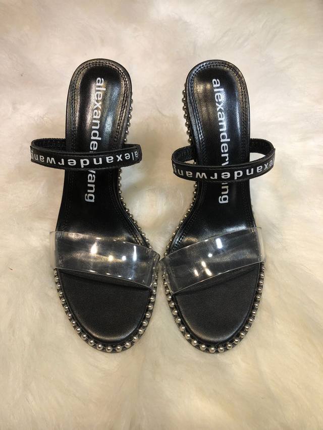 橙子出厂价P P140 Alexander Wang 亚历山大王 透明一字带高跟凉鞋 透明胶片 串珠延条围边 跟高：7Cm、9Cm 码数：34-40