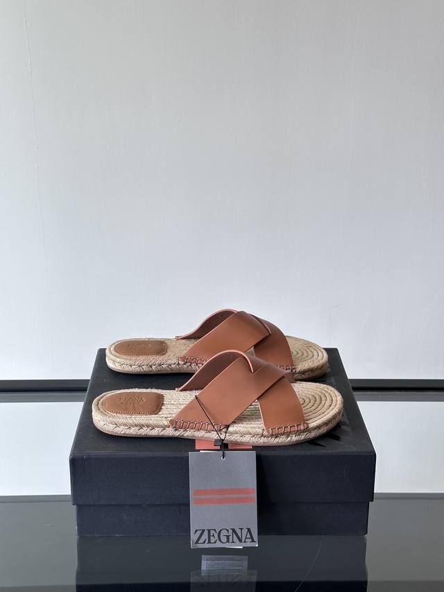 zegna 杰尼亚经典男士拖鞋，一字带真皮高端拖鞋，草编拖鞋，老钱慵懒气质拿捏，男士夏季必备单品，这款拖鞋选用柔软小牛皮和翻毛皮革制成，休闲又不失精致。包容性强