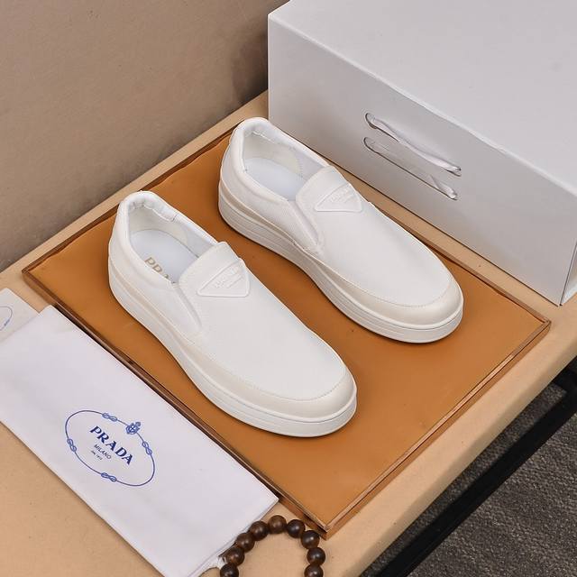 高品质 Prada 普拉达新款上市著名奢侈品牌，专柜同步更新，意大利男鞋时尚杂志季刊封面主推款！鞋面采用意大利进口绒布拼接透气网布制作，舒适透气内里。原板防滑气