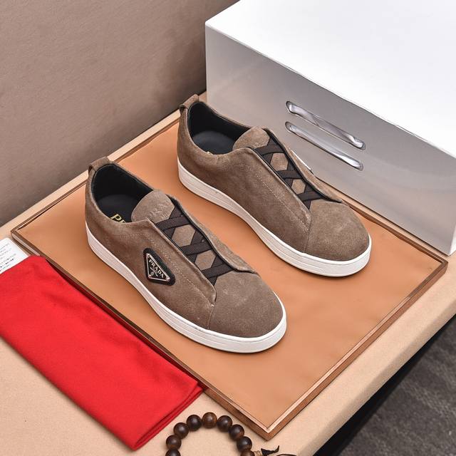 Prada 高端 普拉达 时尚爆款 鞋面进口优质小牛皮，休闲百搭，完美版型，真皮内里踮脚，极富个性与时尚韵味耐磨防滑轻便大底，时尚帅气，百搭休闲， 码数：38-