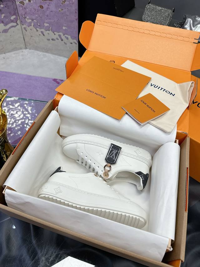 高版本 Lv 情侣款厚底小白鞋系列 经典系列 采用进口牛皮 油边工艺 爱了爱了，侧身印花Logo简约不简单，元素满满的爱上脚超级好看 推荐你们入 、脚感无敌、顶