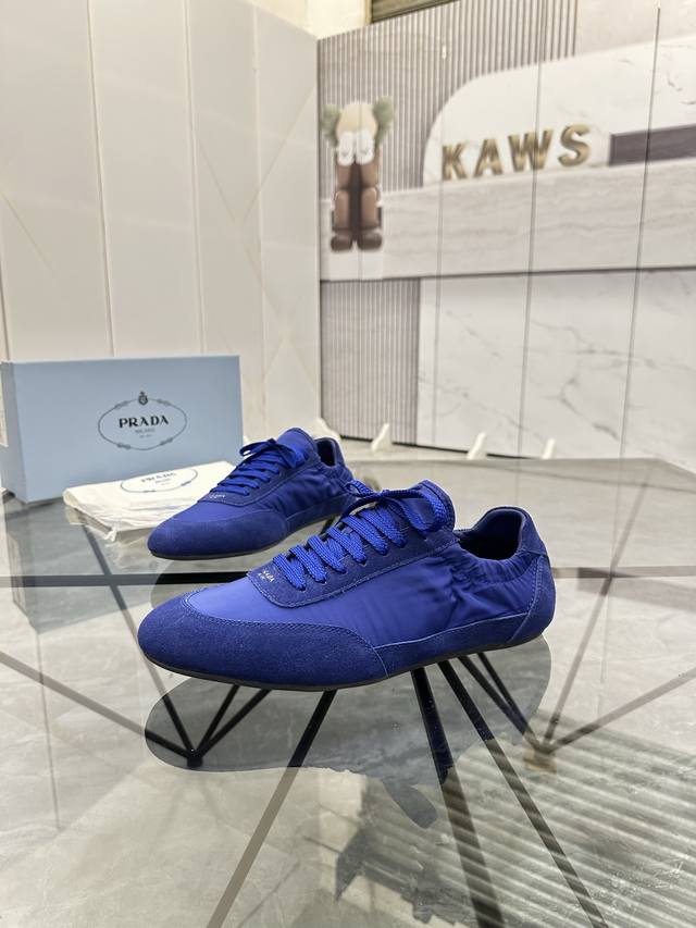 售 价: 高端品质 商品商标：Prada* 普拉达*]低帮休闲鞋 正码码数: 34-44 可订做45 情侣款 商品材料：鞋面进口磨砂皮拼接原版布料，透气内里，原