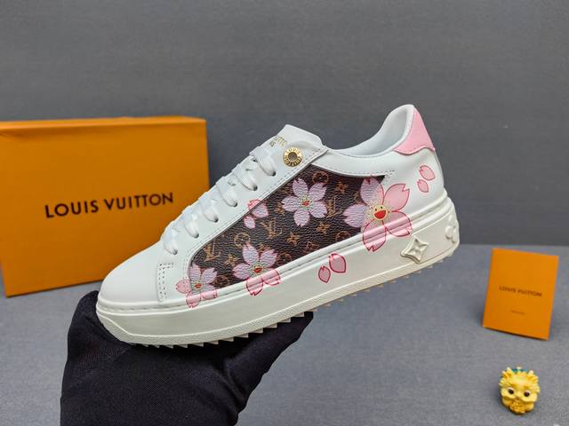 实价： Louis Vuitton 路易威登 Time Out 运动鞋 本款 Time Out 运动鞋为柔软牛皮革压印路易威登标识和 Monogram 图案，以