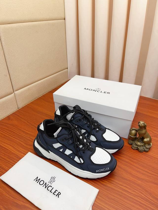 实价： Moncler 蒙口、官网同款 高品质男鞋 材料：定制小牛皮 内里真皮鞋垫 原版开模防滑大底款式类型：男士休闲运动鞋 系带款男鞋系列 欧美潮流风格 随意