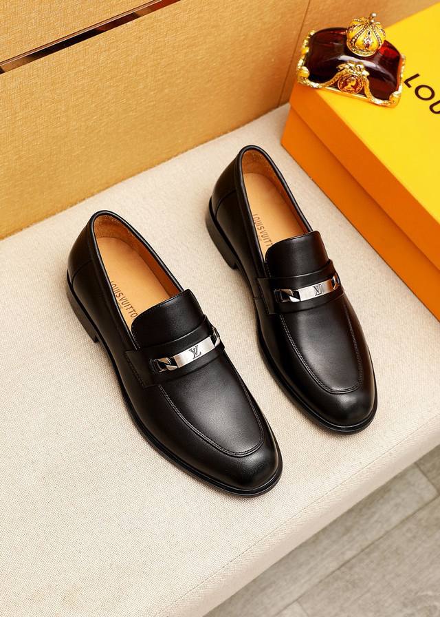 商品商标：Louis Vuitton 路易威登 休闲皮鞋 正码码数: 38-44 45.46订制 商品材料：精选 进口头层小牛皮鞋面+奢华五金扣，进口头层牛皮内