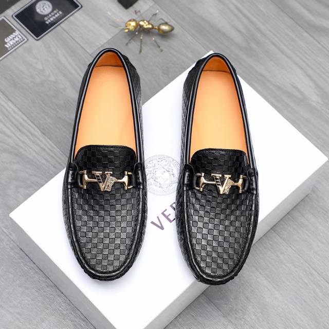 商品商标：Versace 范思哲 休闲套脚鞋 正码码数: 38-44 商品材料：精选牛皮压纹鞋面 猪皮内里 橡胶大底