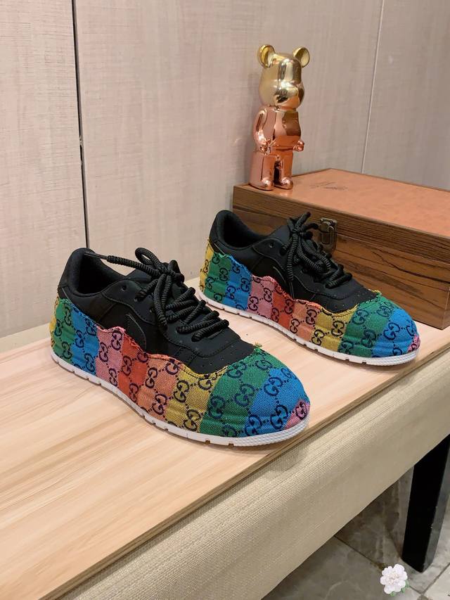 新款: 厂价 古奇Gucci* 最新爆款休闲鞋，顶端品牌奢侈～代购，顶级～质量。鞋面選用进口透气牛皮搭配布料材质透气羊皮垫脚 精细做工。原版个性时尚柔软橡膠耐磨