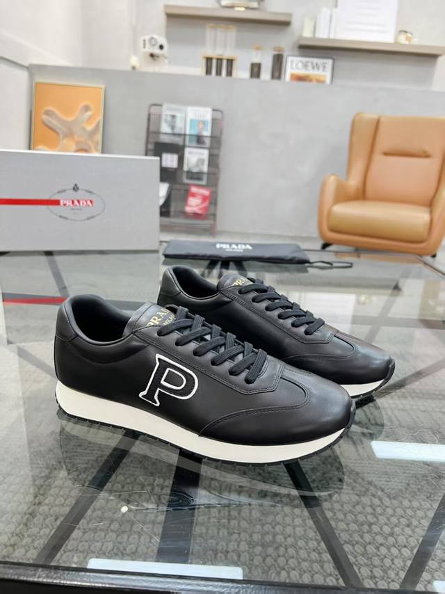 38-45 Prada 普拉达新款男士真皮运动鞋，市面最高版本 、欢迎任意对比！原版皮料质感极佳，超上档次！意大利进口胎羊网内里，可拆式垫！奢华用料、精细做工，