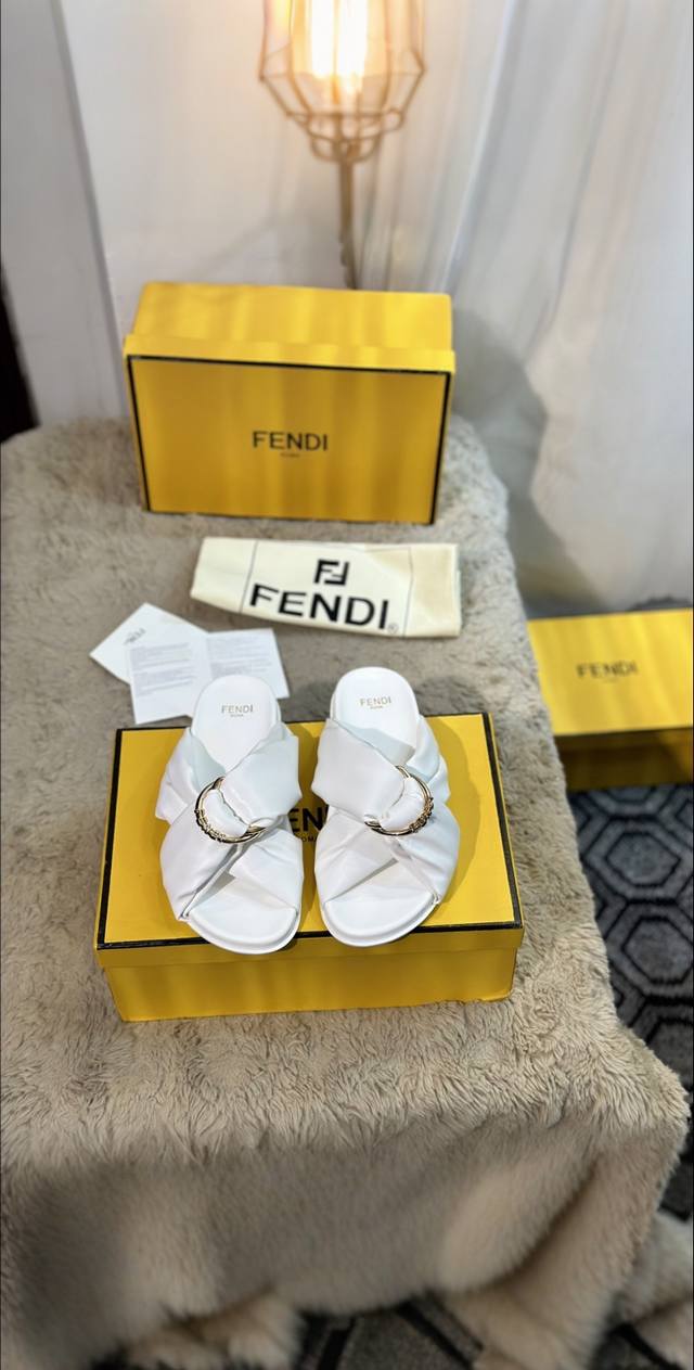 最新Fendi最新爆款双带平底拖鞋，带Ff装饰性搭扣，饰扣有Ff字母 码数35-42码