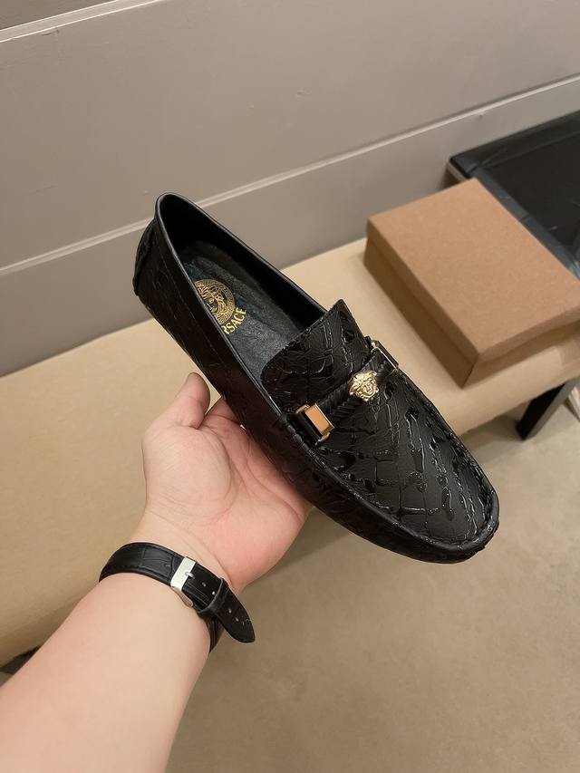 Versace 范思哲 原单新款，米兰男时装周走秀款，鞋面进口牛皮+吸汗透气不掉色头层穿舒服羊皮内里，超滑质感，吸汗透气 ，鞋身Logo美杜莎头像高级规则代表高