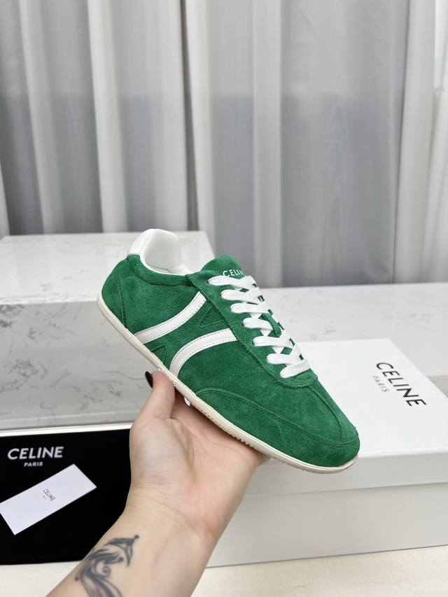 实价： 赛琳情侣款35-45Jogger Triomphe标志牛皮革 牛皮绒面革低帮系带运动鞋！Jogger以极简鞋型点晴日常穿搭兼具柔美与率性 简约百搭轻便舒