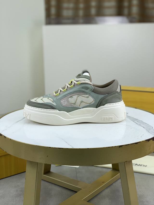 工厂P价P 实价 夏季爆款 Fendi 芬迪 顶级版本 新品一脚蹬运动鞋，波浪形鞋底刻有原版字样。鞋跟饰有凸纹压花Fendi Flow字样。鞋面采用高端小牛皮材