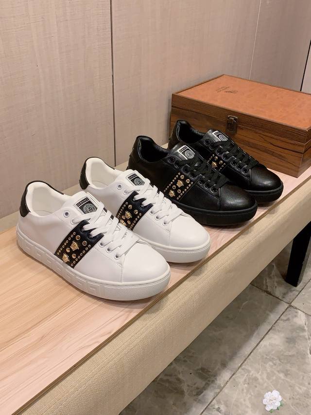 新款: 厂价 范思哲Versace* 最新爆款休闲鞋，顶端品牌奢侈～代购，顶级～质量。鞋面選用进口透气牛皮材质透气羊皮垫脚 精细做工。原版个性时尚柔软橡膠耐磨防
