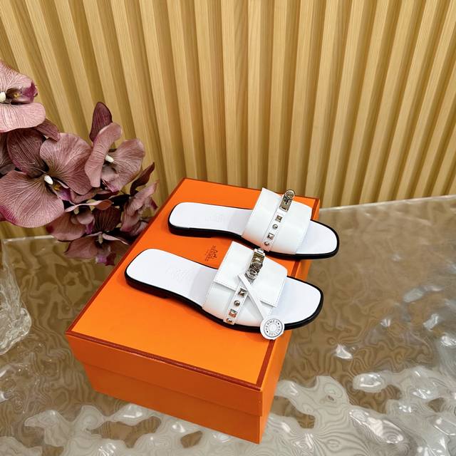 经典之作HermèS 爱马仕经典H粗跟 平底拖鞋 极约复古的设计 浓厚的异域风情 时髦感十足、随便上脚都很有腔调 简简单单的款式随便搭配一下高级感就很棒 百搭的