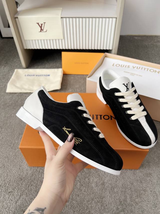 L家 Size:40-44. 45定做 上新 官网同步更新！ Lv Bowling 系带鞋为柔软牛皮革鞋面融入别致缝制细节，展现保龄球鞋的灵感启发。手写体路易威