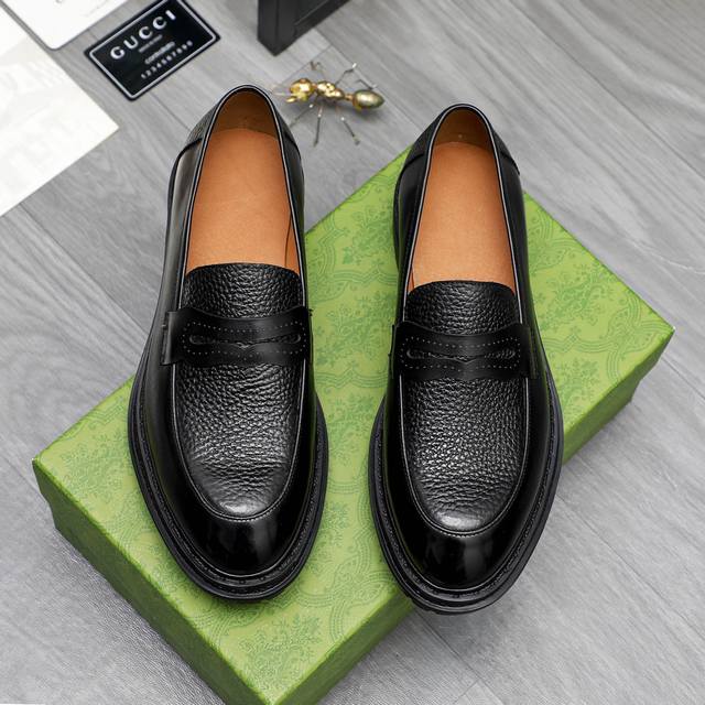 商品商标：Gucci 古驰 商务正装皮鞋 正码码数: 39-44 45定做不退换 商品材料：精选荔纹牛皮拼接鞋面 牛皮内里 橡胶大底