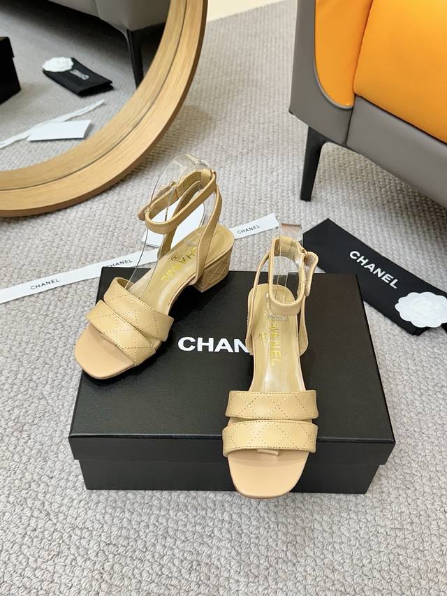 Chanel香奈儿 2025春款 专柜顶级电绣凉鞋 这款经典设计；不平凡的爱拥入了多种配色元素 多元化混搭非常好看百搭，上脚非常轻巧 舒适超级秀气优雅的一款户外