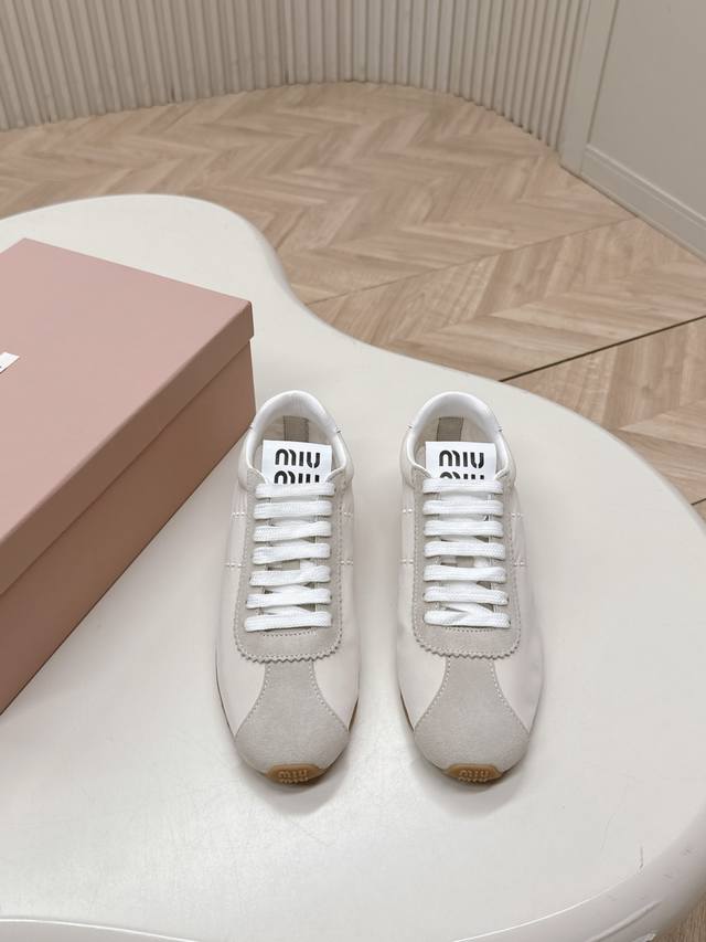 Miumiu 2025休闲德训鞋 简单很随意不羁又能体现单宁美感，整双鞋子设计简约时尚，上脚非常轻便 百搭！ 面料: 磨砂皮拼透气布面 内里: 毛巾布内里、羊皮