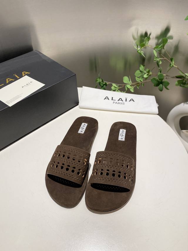 Alaia 阿莱亚 小众潮牌 25Ss春夏新款 冲孔 雕花 平底 拖鞋 法国高端一线高定品牌！时尚界最后的手艺人 只忠于展现女性身体曲线的裁剪之创于始！ 一直主