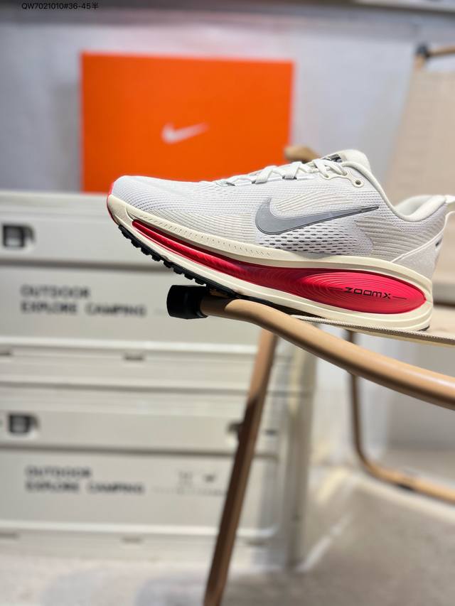 Nike Vomero 18 耐克 舒适减震防滑 低帮跑步鞋 全掌Reactx泡绵中底 前掌和后跟还配备了Air Zoom气垫单元 据说跑起来更快更舒适哦 这次