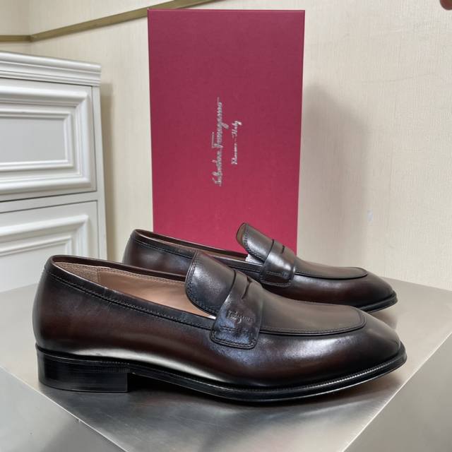 新品Salvatore Fer* Penny乐福鞋！高端男士商务休闲鞋乐福鞋 优雅不凡的新款经典便士乐福鞋。由上乘意大利牛皮制成，鞋面造型别致，搭配杏仁形鞋头
