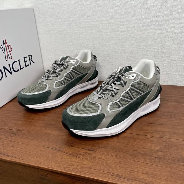 编码： Moncler 蒙口 新款男士运动鞋 这款运动鞋采用织物网眼鞋面拼接绒面牛皮革和光滑小牛皮制成，几何图形撞色拼接设计，侧面饰有醒目标识和M字形织带细节，