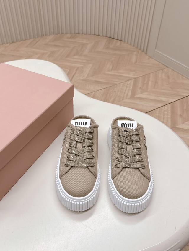 加新色 对版工艺 Miumiu 2025春夏新款 厚底饼干鞋 满帮单鞋半拖最新走秀款，经典升级 舒适度与时髦度并存 每个颜色搭配都好看，设计搭配不同风格需求 鞋