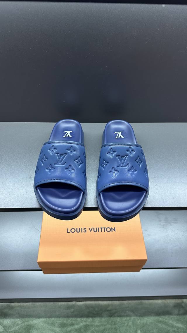 调工厂P价 男装男鞋 运动原单 Size:38-45 顶级代购 Lv男士夏季拖鞋， 经典老花搭配柔软真皮革内里，别致的色彩拼接效果，个性鲜明，时尚潮流穿搭必备款