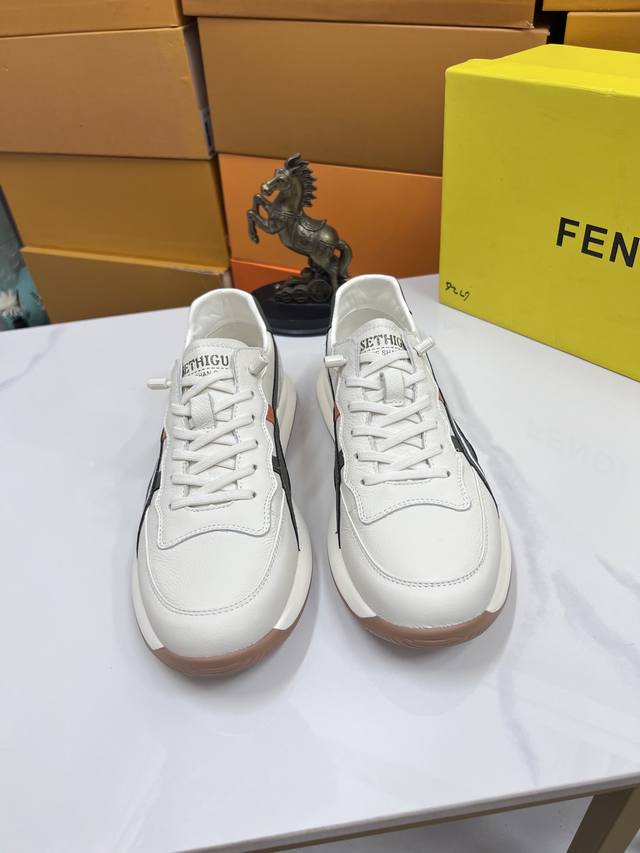 出厂价Pp： 品牌：芬迪 标准码：38–44 等级：官网同款 材料：原版皮料 舒适羊皮内里 轻便柔软耐磨大底 款式类别：男士时尚休闲鞋 跑步 运动鞋 尊贵奢侈品