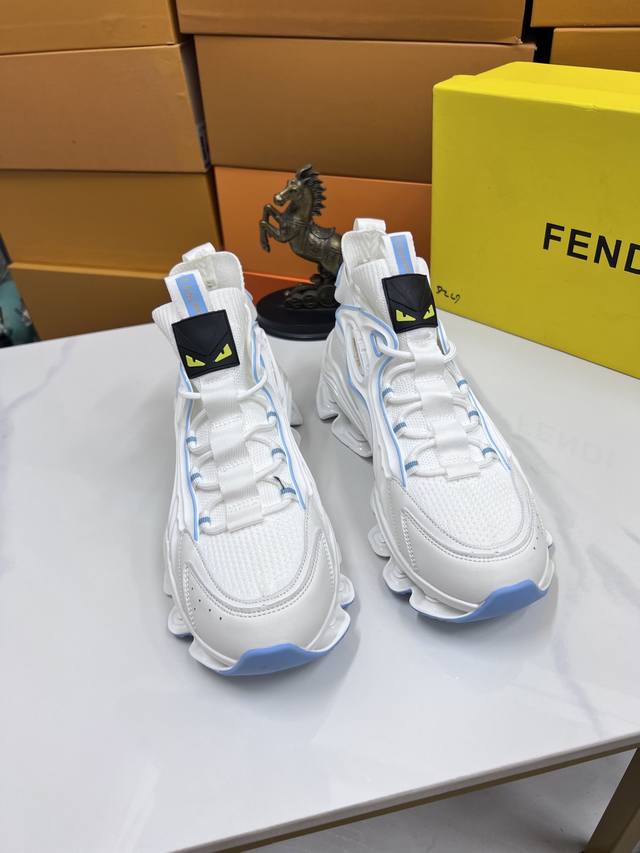 出厂价Pp： 品牌：芬迪 标准码：38–44 等级：官网同款 材料：原版皮料 舒适羊皮内里 轻便柔软耐磨大底 款式类别：男士时尚休闲鞋 跑步 运动鞋 尊贵奢侈品