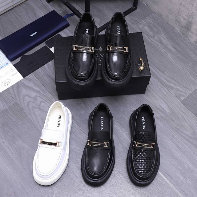 商品商标：Prada 普拉达 商务套脚皮鞋 正码码数: 38-44 商品材料：精选 漆面牛皮拼接鞋面 羊皮内里 原版大底