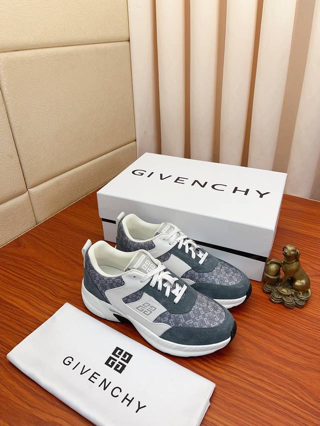 实价： 全套包装Givenchy 纪梵希 高端版本 专柜同步发售鞋面：意大利进口品牌Logo滴胶 尽显奢华，羊皮内里加上双层组合，脚感舒适，鞋底：原厂特供Tup