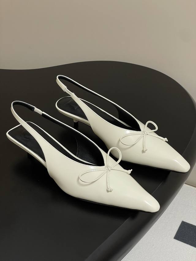 小众潮牌 Jacquemus 25S春夏新款 简易蝴蝶结尖头小猫跟后空凉鞋 小方头搭配蝴蝶结设计 新颖时尚大方，性感不失优雅，很显脚部线条，附有骨感美的视觉效果