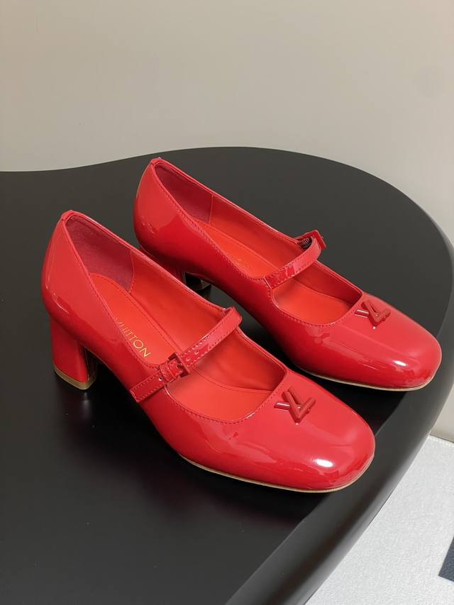 25Ss早春新款Louis Vuitton Lv Swing 高跟鞋最火最新金属跟玛丽珍后空粗跟凉鞋字母标高跟单鞋 选用柔软 皮革塑造易于穿脱的设计，以利落线条